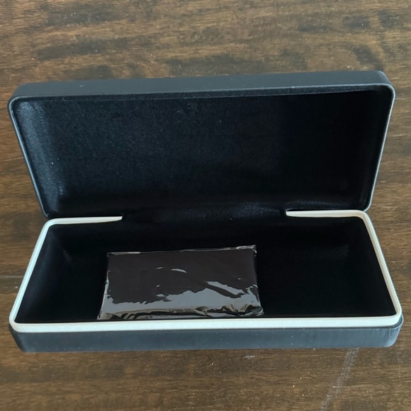 Givenchy sunglasses case - Picture 2 of 6